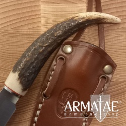 Muela Jagdmesser mit Hirschhorngriff und Lederscheide mit Halsband auf https://armatae.shop Muela Jagdmesser mit Hirschhorngriff und Lederscheide mit Halsband auf https://armatae.shop