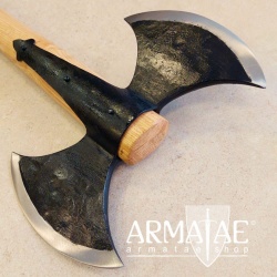 Handgeschmiedete Doppelaxt inkl. Blattschutz auf https://armatae.shop Handgeschmiedete Doppelaxt inkl. Blattschutz auf https://armatae.shop