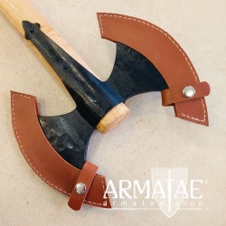 Handgeschmiedete Doppelaxt inkl. Blattschutz auf https://armatae.shop Handgeschmiedete Doppelaxt inkl. Blattschutz auf https://armatae.shop