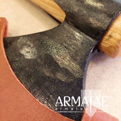 Handgeschmiedete Doppelaxt inkl. Blattschutz auf https://armatae.shop Handgeschmiedete Doppelaxt inkl. Blattschutz auf https://armatae.shop