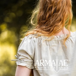 Leonardo Carbone Mittelalter Kurzarmbluse OTILIA Hanffarben 2101h bei Armatae.shop Leonardo Carbone Mittelalter Kurzarmbluse OTILIA Hanffarben 2101h bei Armatae.shop