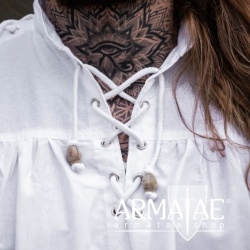 Mittelalterhemd mit Oesen Adrian Weiß 2022w von Leonardo Carbone bei Armatae.shop Mittelalterhemd mit Oesen Adrian Weiß 2022w von Leonardo Carbone bei Armatae.shop