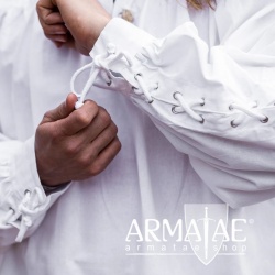 Mittelalterhemd mit Oesen Adrian Weiß 2022w von Leonardo Carbone bei Armatae.shop Mittelalterhemd mit Oesen Adrian Weiß 2022w von Leonardo Carbone bei Armatae.shop