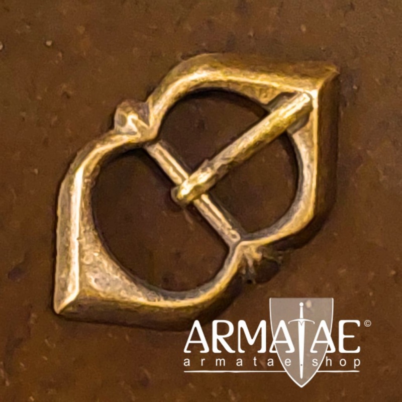 Massive Schnalle aus Messing antik brüniert auf https://armatae.shop Massive Schnalle aus Messing antik brüniert auf https://armatae.shop