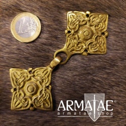 Wikinger Rus Kaftan Umhang Gewandhaken 25357 in Messing auf https://armatae.shop
