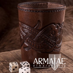 Würfelbecher, Paschbecher aus Leder genäht, geprägtem Drachenmotiv im Jellingstil der Wikinger Zeit auf https://armatae.shop Würfelbecher, Paschbecher aus Leder genäht, geprägtem Drachenmotiv im Jellingstil der Wikinger Zeit auf https://armatae.shop
