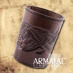 Würfelbecher, Paschbecher aus Leder genäht, geprägtem Drachenmotiv im Jellingstil der Wikinger Zeit auf https://armatae.shop