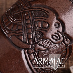 Würfelbecher, Paschbecher aus Leder genäht, geprägtem Drachenmotiv im Jellingstil der Wikinger Zeit auf https://armatae.shop Würfelbecher, Paschbecher aus Leder genäht, geprägtem Drachenmotiv im Jellingstil der Wikinger Zeit auf https://armatae.shop