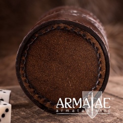 Würfelbecher, Paschbecher aus Leder genäht, geprägtem Drachenmotiv im Jellingstil der Wikinger Zeit auf https://armatae.shop Würfelbecher, Paschbecher aus Leder genäht, geprägtem Drachenmotiv im Jellingstil der Wikinger Zeit auf https://armatae.shop