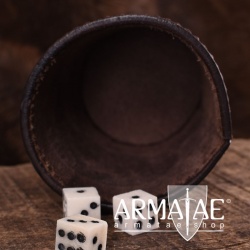 Würfelbecher, Paschbecher aus Leder genäht, geprägtem Drachenmotiv im Jellingstil der Wikinger Zeit auf https://armatae.shop Würfelbecher, Paschbecher aus Leder genäht, geprägtem Drachenmotiv im Jellingstil der Wikinger Zeit auf https://armatae.shop