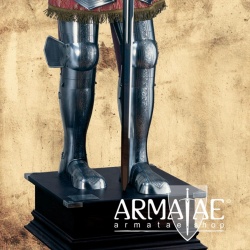 Replik einer prunkvoll geätzten und gebläuten Rüstung aus der königlichen Rüstkammer in Madrid auf https://armatae.shop Replik einer prunkvoll geätzten und gebläuten Rüstung aus der königlichen Rüstkammer in Madrid auf https://armatae.shop
