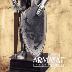 Turnierrüstung mit Lanze und Schild nach einem Original aus der königlichen Rüstkammer in Madrid auf https://armatae.shop Turnierrüstung mit Lanze und Schild nach einem Original aus der königlichen Rüstkammer in Madrid auf https://armatae.shop