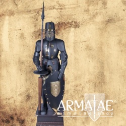 Schwarze Rüstung mit Gold Applikationen inkl. Lanze und Schild auf https://armatae.shop Schwarze Rüstung mit Gold Applikationen inkl. Lanze und Schild auf https://armatae.shop