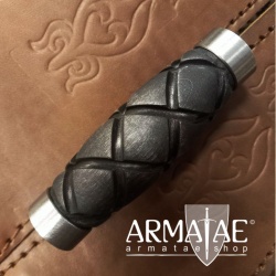 Alotrium Griff für Rapier, Degen, Dolch aus Holz mit Stahlzwingen auf https://armatae.shop