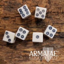 Handgefertigte WĂĽrfel aus Bein von Lord of Battles auf https://armatae.shop
