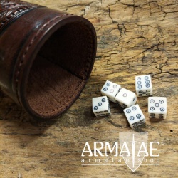 Handgefertigte Würfel aus Bein von Lord of Battles auf https://armatae.shop Handgefertigte Würfel aus Bein von Lord of Battles auf https://armatae.shop
