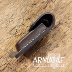 Lederetui für Taschenmesser mit max. 10 cm Grifflänge bei https://armatae.shop Lederetui für Taschenmesser mit max. 10 cm Grifflänge bei https://armatae.shop