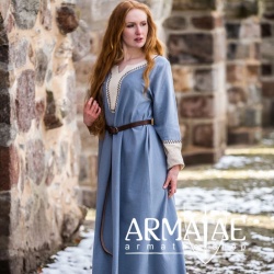 Wikingerkleid Freya in Taubenblau mit hellen Akzenten und aufwendiger von Hand gefertigter Stickerei auf https://armatae.shop Wikingerkleid Freya in Taubenblau mit hellen Akzenten und aufwendiger von Hand gefertigter Stickerei auf https://armatae.shop