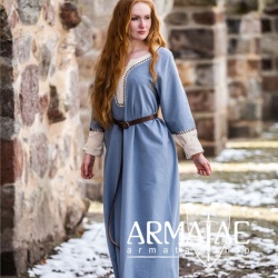 Wikingerkleid Freya in Taubenblau mit hellen Akzenten und aufwendiger von Hand gefertigter Stickerei auf https://armatae.shop Wikingerkleid Freya in Taubenblau mit hellen Akzenten und aufwendiger von Hand gefertigter Stickerei auf https://armatae.shop
