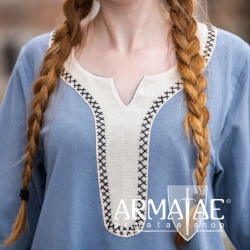 Wikingerkleid Freya in Taubenblau mit hellen Akzenten und aufwendiger von Hand gefertigter Stickerei auf https://armatae.shop Wikingerkleid Freya in Taubenblau mit hellen Akzenten und aufwendiger von Hand gefertigter Stickerei auf https://armatae.shop