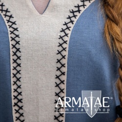Wikingerkleid Freya in Taubenblau mit hellen Akzenten und aufwendiger von Hand gefertigter Stickerei auf https://armatae.shop Wikingerkleid Freya in Taubenblau mit hellen Akzenten und aufwendiger von Hand gefertigter Stickerei auf https://armatae.shop