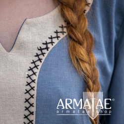 Wikingerkleid Freya in Taubenblau mit hellen Akzenten und aufwendiger von Hand gefertigter Stickerei auf https://armatae.shop Wikingerkleid Freya in Taubenblau mit hellen Akzenten und aufwendiger von Hand gefertigter Stickerei auf https://armatae.shop