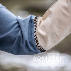 Wikingerkleid Freya in Taubenblau mit hellen Akzenten und aufwendiger von Hand gefertigter Stickerei auf https://armatae.shop Wikingerkleid Freya in Taubenblau mit hellen Akzenten und aufwendiger von Hand gefertigter Stickerei auf https://armatae.shop