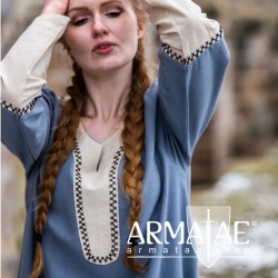 Wikingerkleid Freya in Taubenblau mit hellen Akzenten und aufwendiger von Hand gefertigter Stickerei auf https://armatae.shop Wikingerkleid Freya in Taubenblau mit hellen Akzenten und aufwendiger von Hand gefertigter Stickerei auf https://armatae.shop