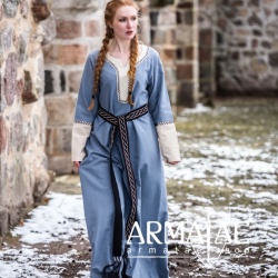 Wikingerkleid Freya in Taubenblau mit hellen Akzenten und aufwendiger von Hand gefertigter Stickerei auf https://armatae.shop Wikingerkleid Freya in Taubenblau mit hellen Akzenten und aufwendiger von Hand gefertigter Stickerei auf https://armatae.shop