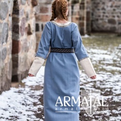 Wikingerkleid Freya in Taubenblau mit hellen Akzenten und aufwendiger von Hand gefertigter Stickerei auf https://armatae.shop Wikingerkleid Freya in Taubenblau mit hellen Akzenten und aufwendiger von Hand gefertigter Stickerei auf https://armatae.shop