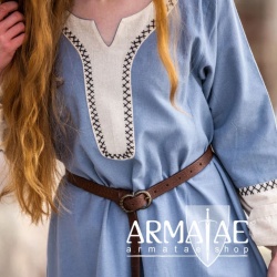 Wikingerkleid Freya in Taubenblau mit hellen Akzenten und aufwendiger von Hand gefertigter Stickerei auf https://armatae.shop Wikingerkleid Freya in Taubenblau mit hellen Akzenten und aufwendiger von Hand gefertigter Stickerei auf https://armatae.shop