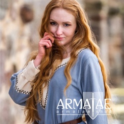 Wikingerkleid Freya in Taubenblau mit hellen Akzenten und aufwendiger von Hand gefertigter Stickerei auf https://armatae.shop Wikingerkleid Freya in Taubenblau mit hellen Akzenten und aufwendiger von Hand gefertigter Stickerei auf https://armatae.shop