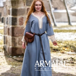 Wikingerkleid Freya in Taubenblau mit hellen Akzenten und aufwendiger von Hand gefertigter Stickerei auf https://armatae.shop