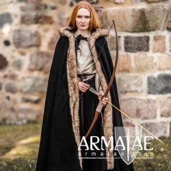 Wikinger Umhang Schwarz mit Kapuze und Kunstpelz Besatz von Leonardo Carbone auf https://armatae.shop Wikinger Umhang Schwarz mit Kapuze und Kunstpelz Besatz von Leonardo Carbone auf https://armatae.shop