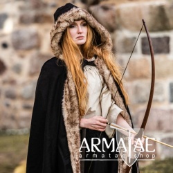 Wikinger Umhang Schwarz mit Kapuze und Kunstpelz Besatz von Leonardo Carbone auf https://armatae.shop Wikinger Umhang Schwarz mit Kapuze und Kunstpelz Besatz von Leonardo Carbone auf https://armatae.shop