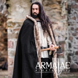 Wikinger Umhang Schwarz mit Kapuze und Kunstpelz Besatz von Leonardo Carbone auf https://armatae.shop