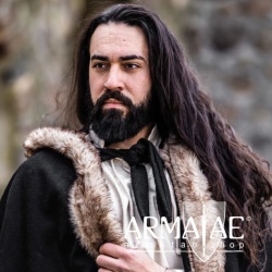 Wikinger Umhang Schwarz mit Kapuze und Kunstpelz Besatz von Leonardo Carbone auf https://armatae.shop Wikinger Umhang Schwarz mit Kapuze und Kunstpelz Besatz von Leonardo Carbone auf https://armatae.shop