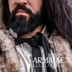 Wikinger Umhang Schwarz mit Kapuze und Kunstpelz Besatz von Leonardo Carbone auf https://armatae.shop Wikinger Umhang Schwarz mit Kapuze und Kunstpelz Besatz von Leonardo Carbone auf https://armatae.shop