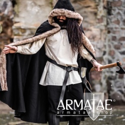 Wikinger Umhang Schwarz mit Kapuze und Kunstpelz Besatz von Leonardo Carbone auf https://armatae.shop Wikinger Umhang Schwarz mit Kapuze und Kunstpelz Besatz von Leonardo Carbone auf https://armatae.shop