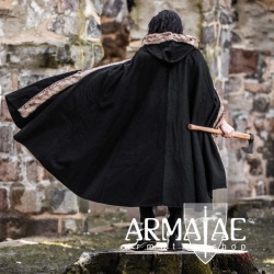 Wikinger Umhang Schwarz mit Kapuze und Kunstpelz Besatz von Leonardo Carbone auf https://armatae.shop Wikinger Umhang Schwarz mit Kapuze und Kunstpelz Besatz von Leonardo Carbone auf https://armatae.shop