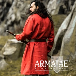 Wikinger Tunika Halvar aus 100 % Leinen in Farbe Rot auf https://armatae.shop Wikinger Tunika Halvar aus 100 % Leinen in Farbe Rot auf https://armatae.shop