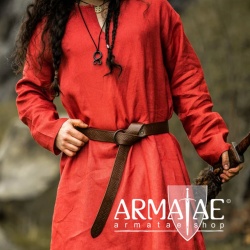 Wikinger Tunika Halvar aus 100 % Leinen in Farbe Rot auf https://armatae.shop Wikinger Tunika Halvar aus 100 % Leinen in Farbe Rot auf https://armatae.shop