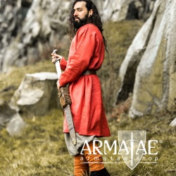 Wikinger Tunika Halvar aus 100 % Leinen in Farbe Rot auf https://armatae.shop Wikinger Tunika Halvar aus 100 % Leinen in Farbe Rot auf https://armatae.shop