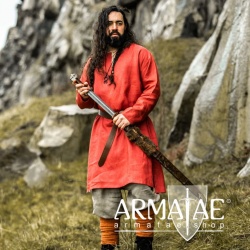 Wikinger Tunika Halvar aus 100 % Leinen in Farbe Rot auf https://armatae.shop Wikinger Tunika Halvar aus 100 % Leinen in Farbe Rot auf https://armatae.shop