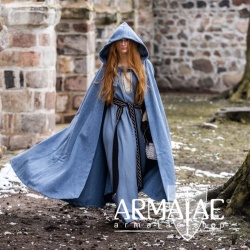Umhang Mila mit Kapuze in Farbe Taubenblau von Leonardo Carbone auf https://armatae.shop