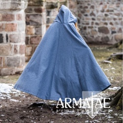 Umhang Mila mit Kapuze in Farbe Taubenblau von Leonardo Carbone auf https://armatae.shop Umhang Mila mit Kapuze in Farbe Taubenblau von Leonardo Carbone auf https://armatae.shop