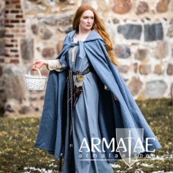 Umhang Mila mit Kapuze in Farbe Taubenblau von Leonardo Carbone auf https://armatae.shop Umhang Mila mit Kapuze in Farbe Taubenblau von Leonardo Carbone auf https://armatae.shop