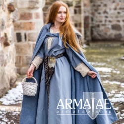 Umhang Mila mit Kapuze in Farbe Taubenblau von Leonardo Carbone auf https://armatae.shop Umhang Mila mit Kapuze in Farbe Taubenblau von Leonardo Carbone auf https://armatae.shop