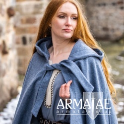 Umhang Mila mit Kapuze in Farbe Taubenblau von Leonardo Carbone auf https://armatae.shop Umhang Mila mit Kapuze in Farbe Taubenblau von Leonardo Carbone auf https://armatae.shop