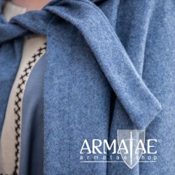 Umhang Mila mit Kapuze in Farbe Taubenblau von Leonardo Carbone auf https://armatae.shop Umhang Mila mit Kapuze in Farbe Taubenblau von Leonardo Carbone auf https://armatae.shop